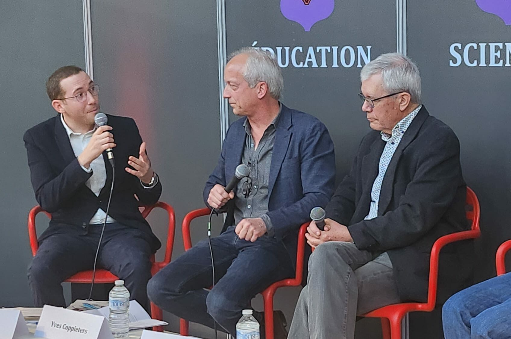 Modération d'un débat entre le Pr. Coppieters et le Dr. Gérard lors de la Foire du livre 2024.
